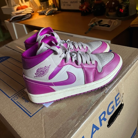 Jordan 1s size 7 - Picture 2 of 3